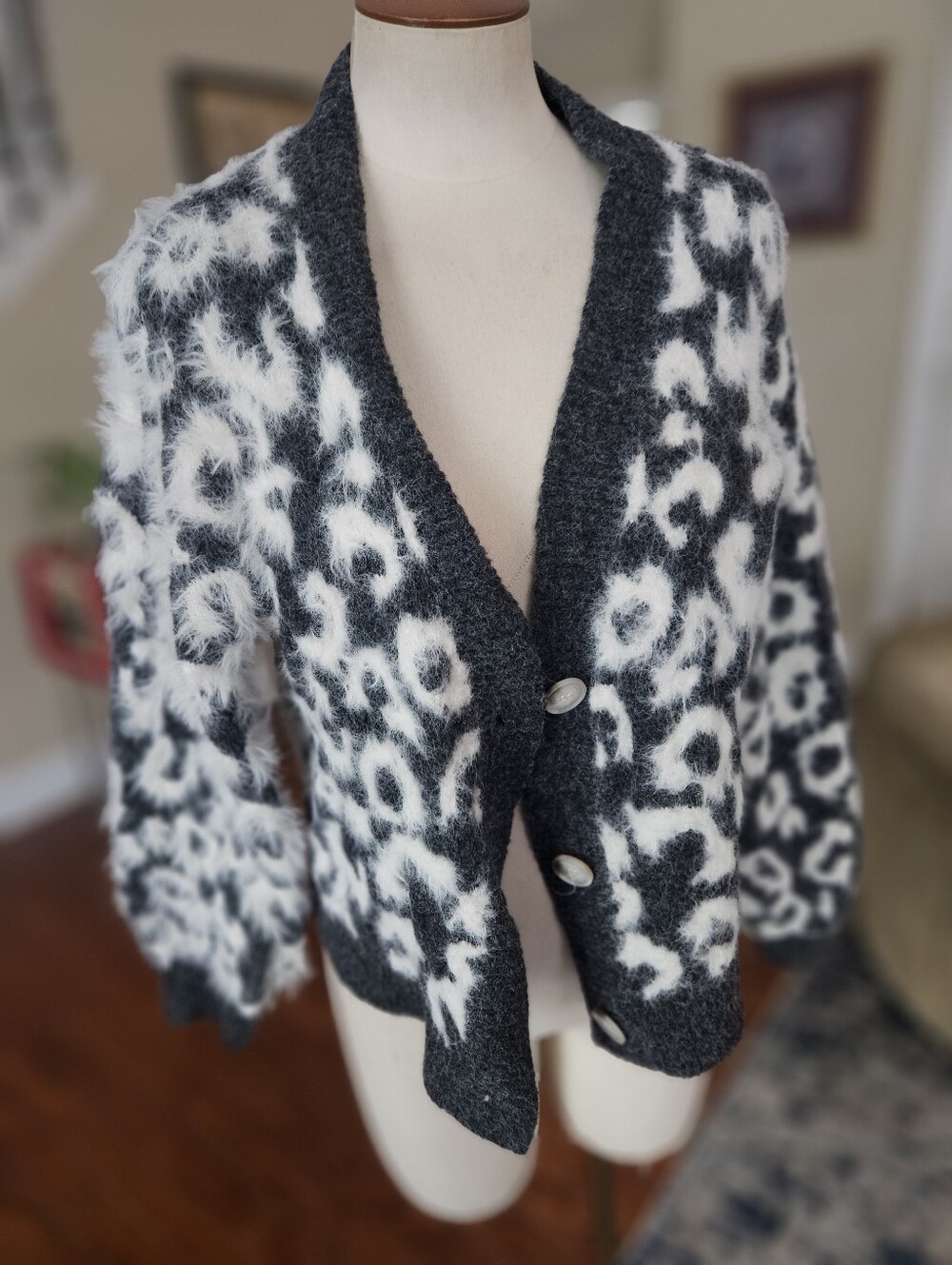 Threaded Leaf White Leopard Soft Cardigan Small - Picture 2 of 4